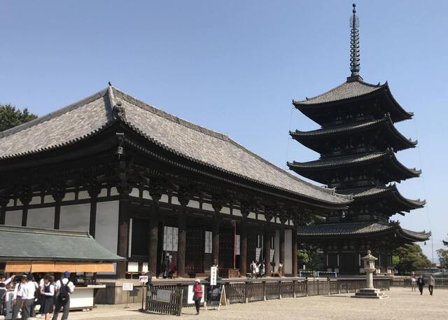古代寺院の五重塔と本堂