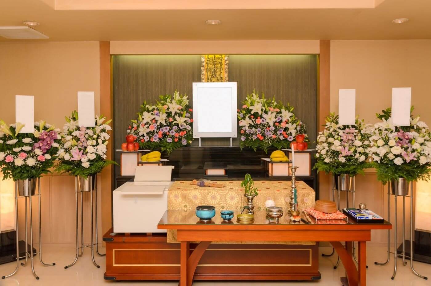 花に囲まれた祭壇の整然とした風景